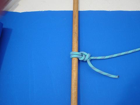 A video showing how to tie an Anchor Hitch / Bucket Hitch finished with a tack knot.
