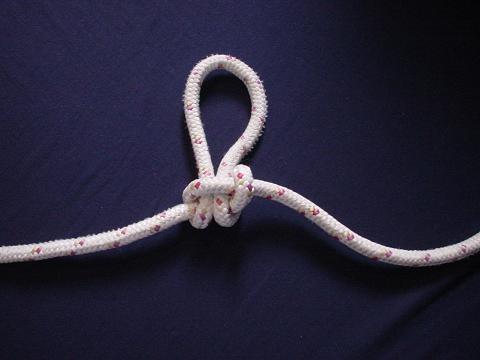 A knot tying video showing how to tie an Artiller Loop or Artillery Hitch.