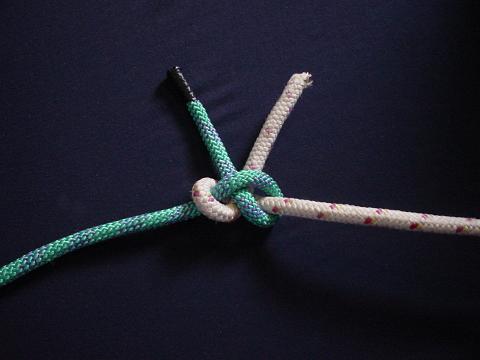A knot tying video showing a Grass Bend.